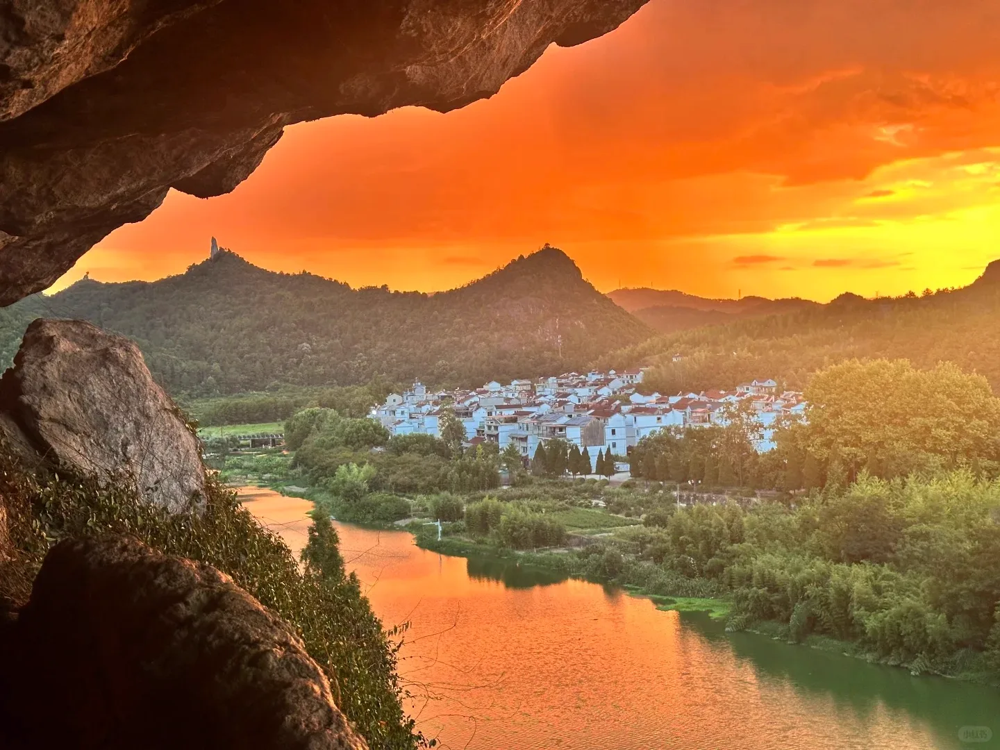 Xiandu Cliff / Small Red Cliff